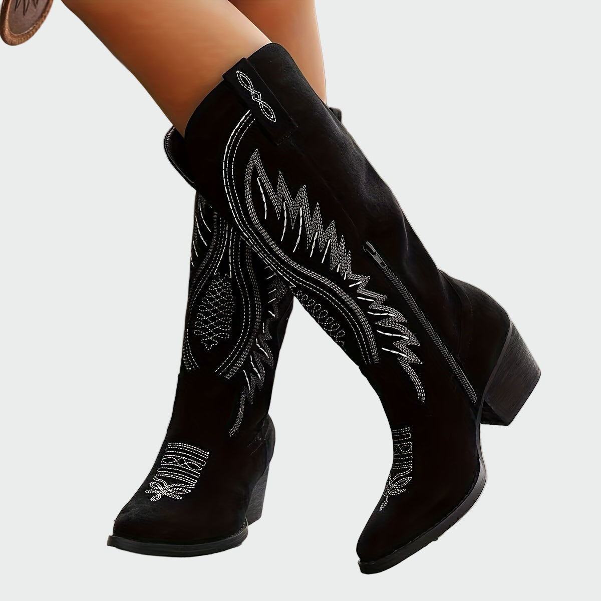 Botas de vaquera bordadas y elegantes de Lucía