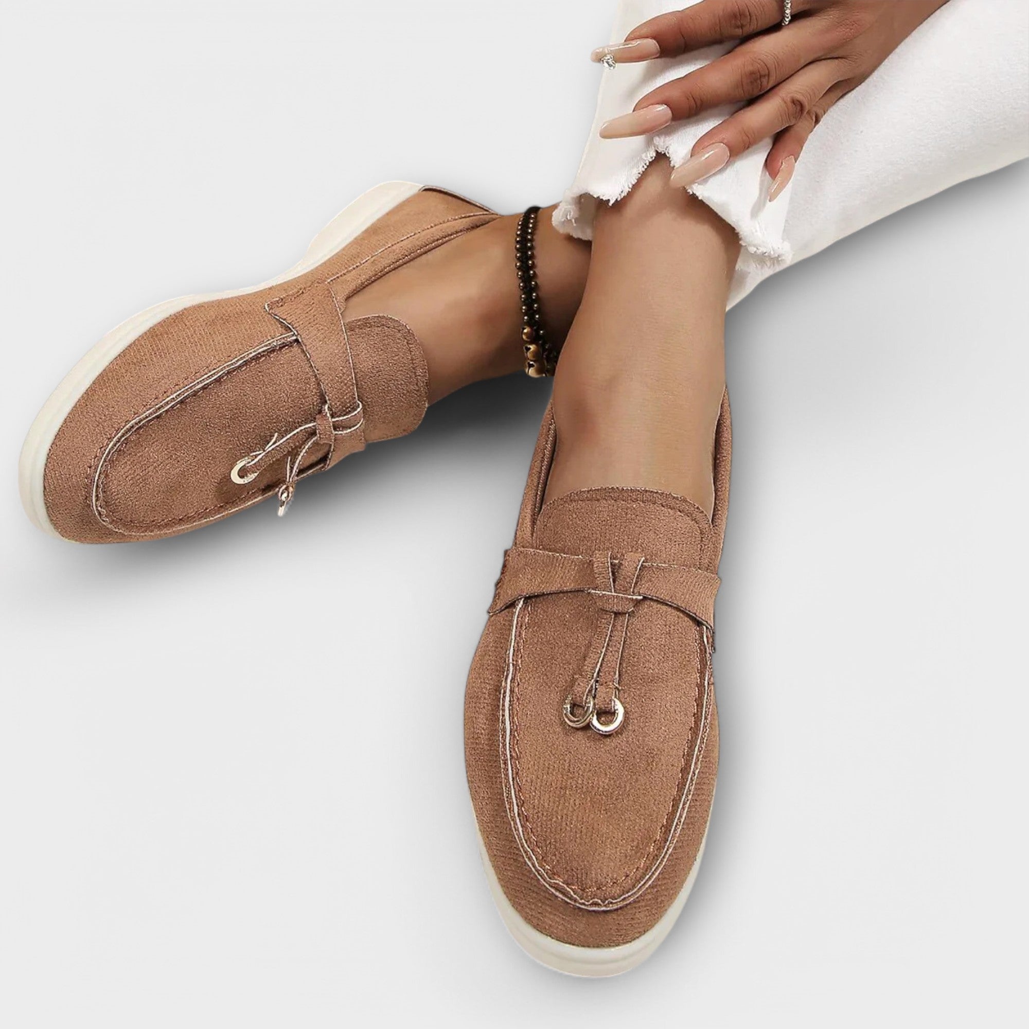 Mocasines femeninos con cordón decorativo de Clara